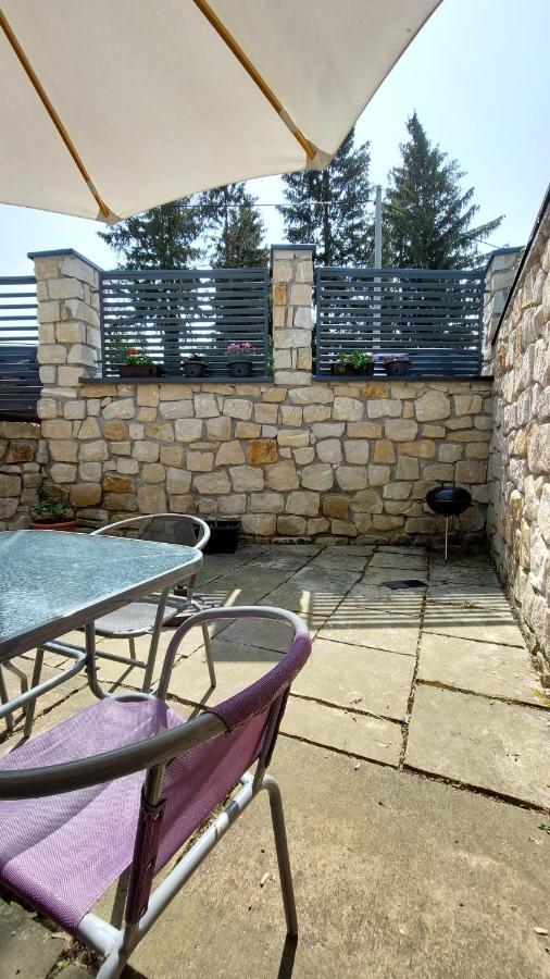 Suteren "Podhoubi" Apartment Broumov Bagian luar foto